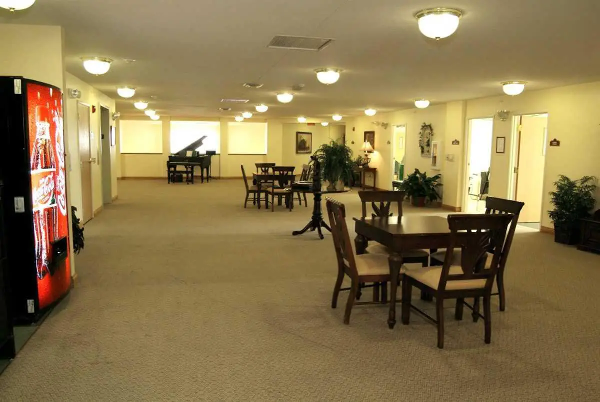 Photo of Heritage Woods of Benton, Assisted Living, Benton, IL 15