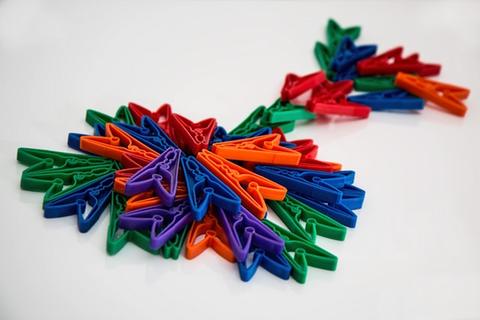 Overlapping clothespins